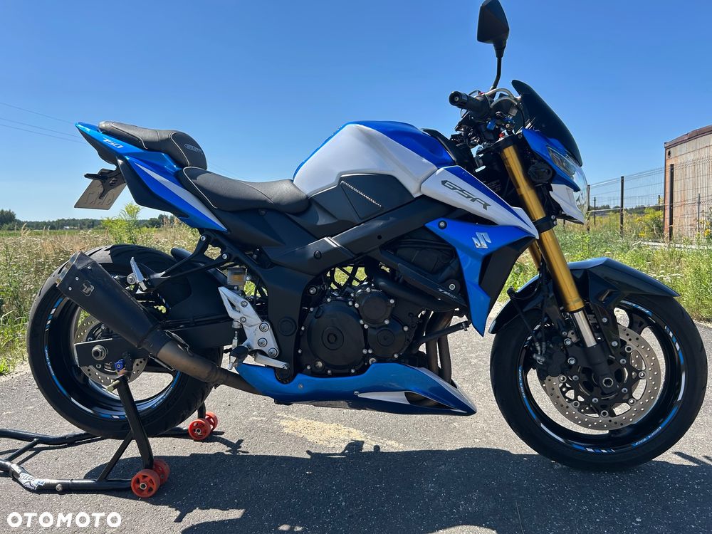Suzuki GSR - 13