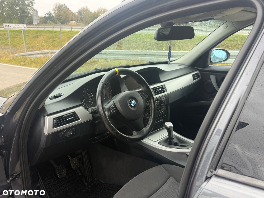 BMW Seria 3 320d DPF Touring - 12
