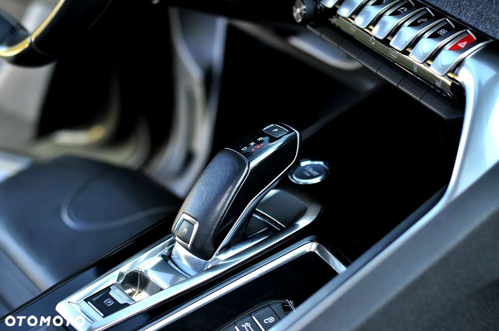 Peugeot 3008 1.2 PureTech Allure S&S EAT8 - 33