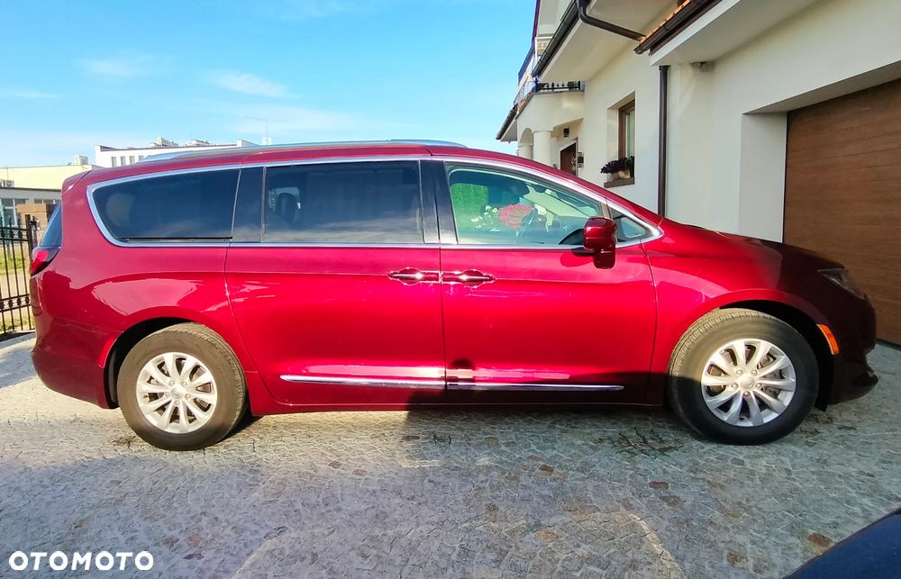 Chrysler Pacifica - 12