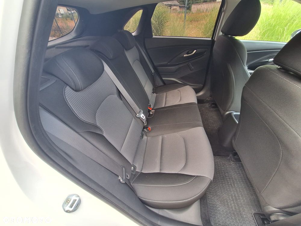 Hyundai i30 1.4 Family - 16