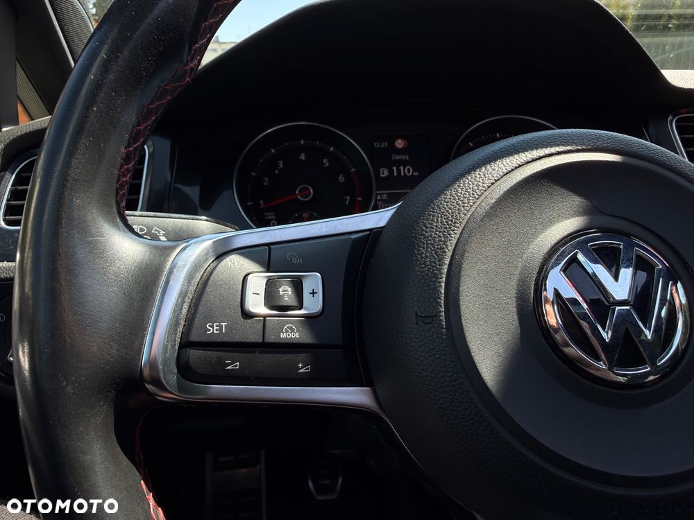 Volkswagen Golf - 10