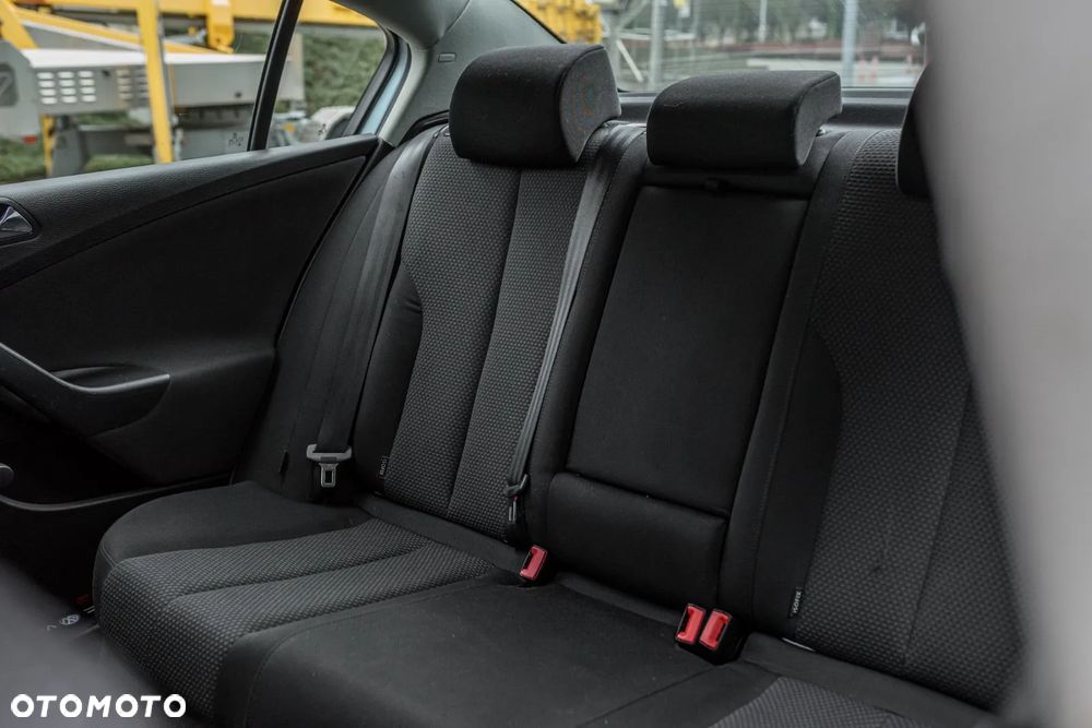 Volkswagen Passat 1.6 FSI Comfortline - 3