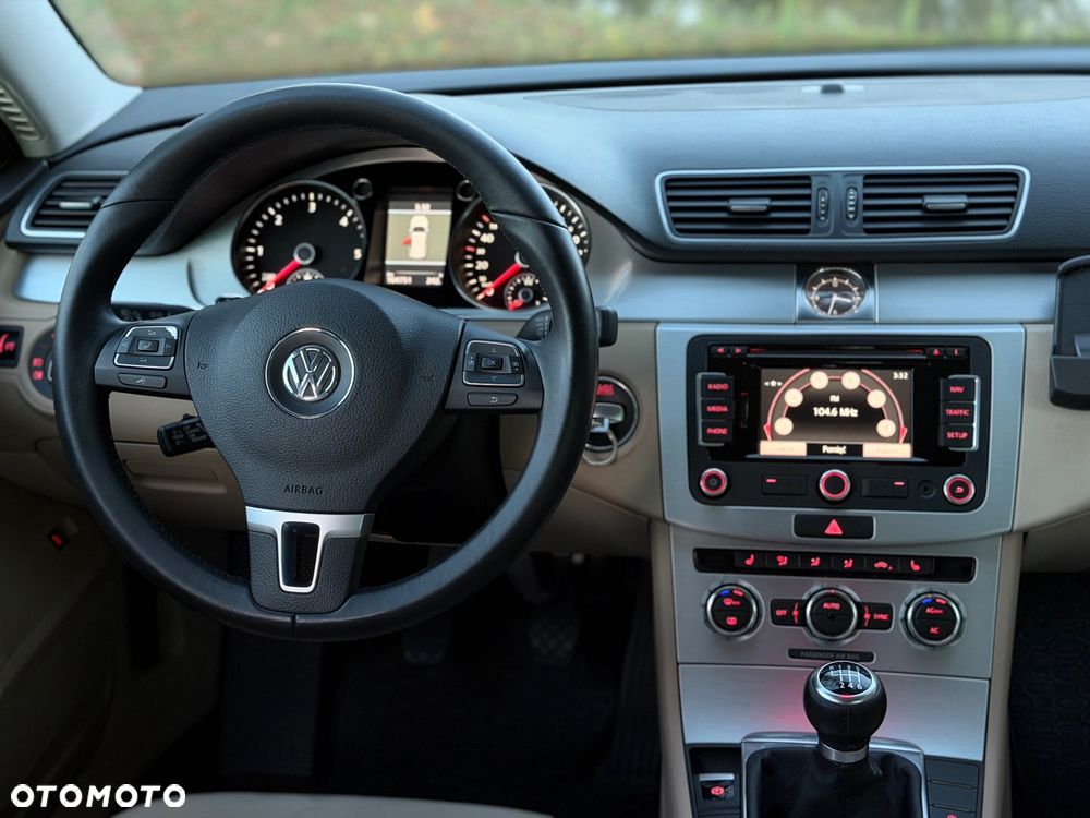 Volkswagen Passat - 13