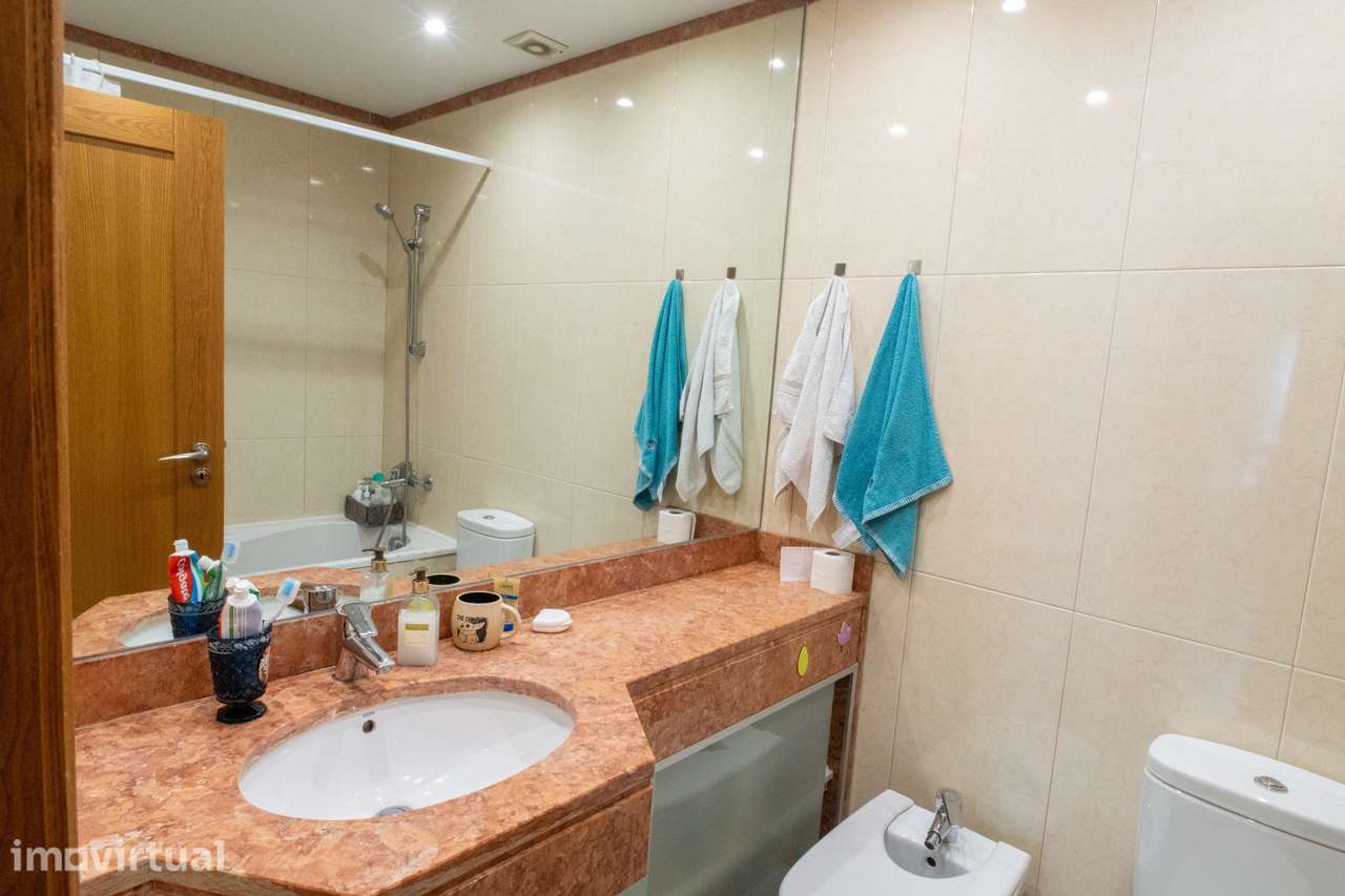 Quarto mobilado em apartamento duplex no Parque das Nações - Grande imagem: 5/10