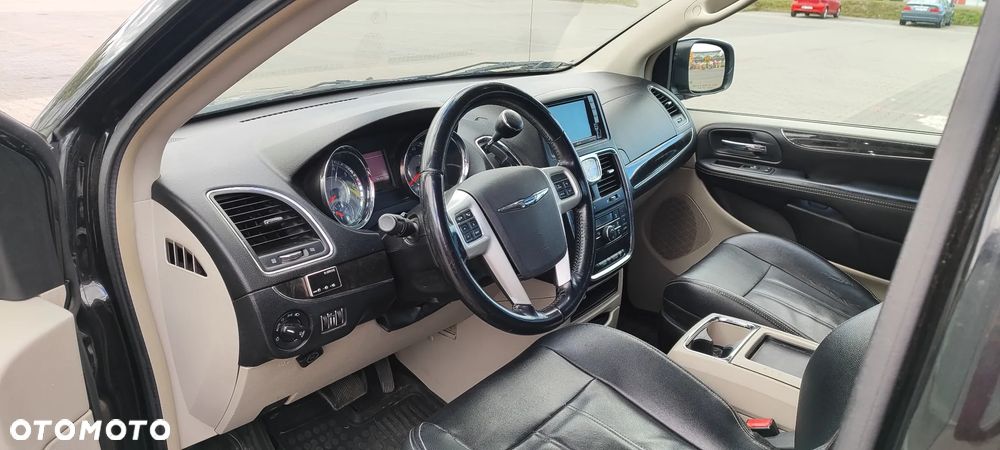 Chrysler Town & Country 3.6 Limited - 8