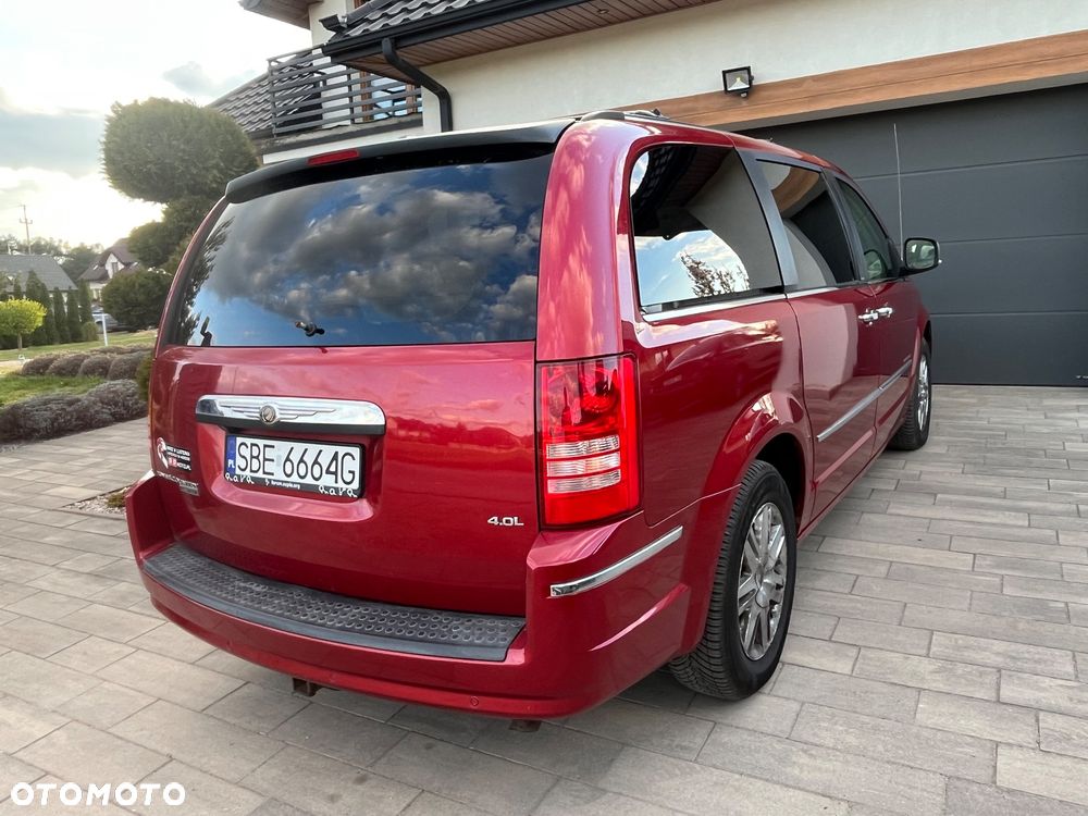 Chrysler Town & Country - 12