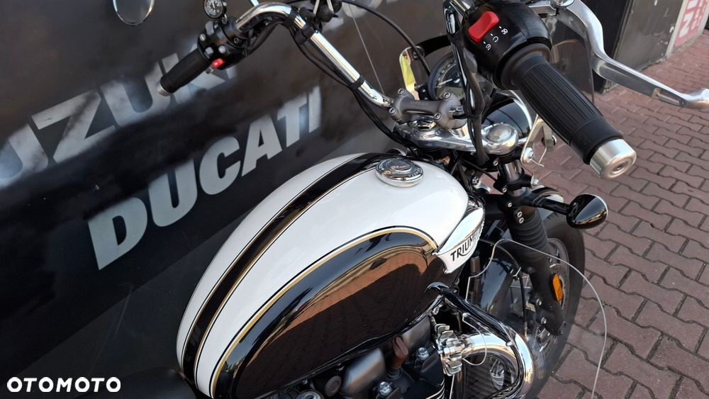 Triumph Bonneville - 17