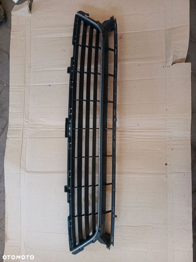 KRATKA ZDERZAKA PRZÓD RENAULT MEGANE III LIFT 622547366R - 2