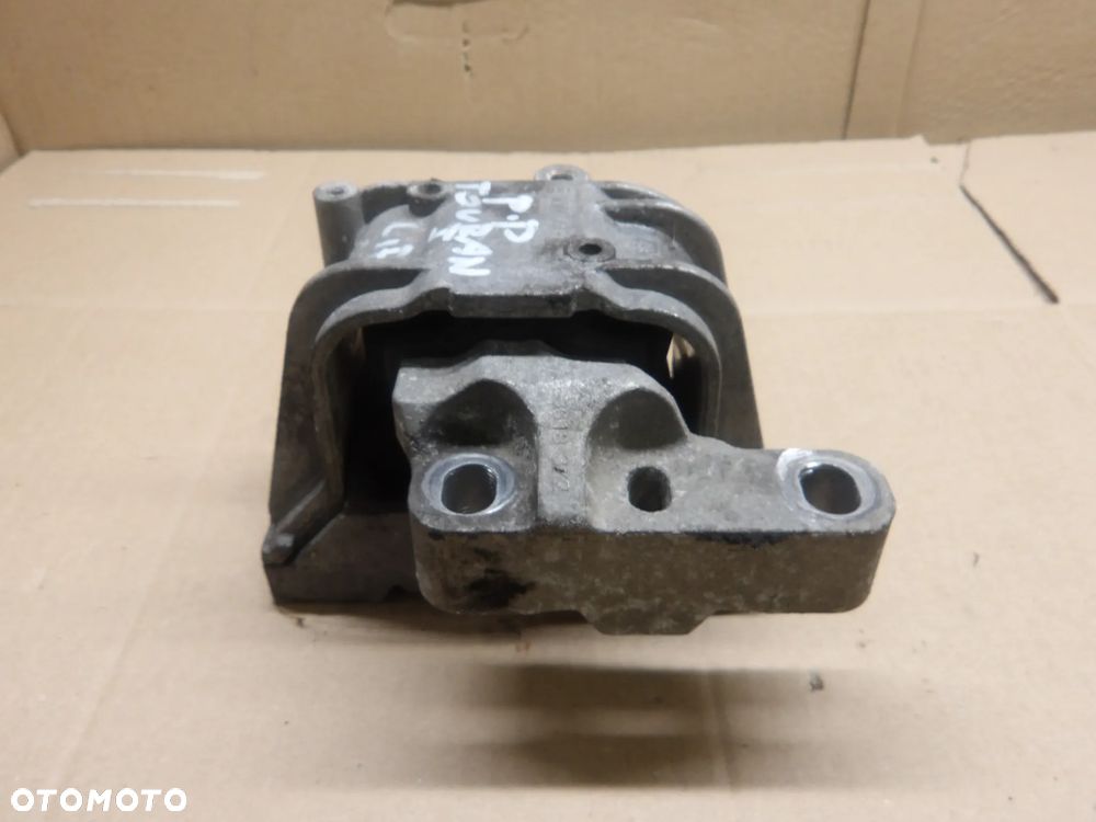 VW TOURAN I LIFT 06-10r. 2.0 TDI PODUSZKA SILNIKA PRAWA 1K0199262