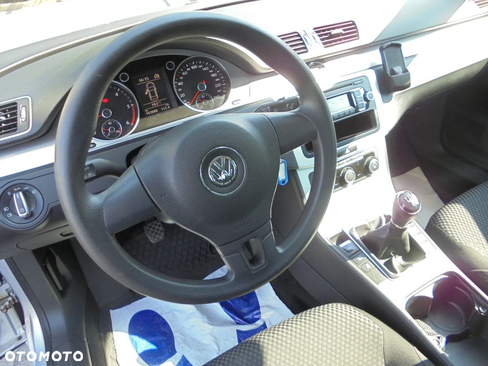 Volkswagen Passat 2.0 TDI Comfortline - 8