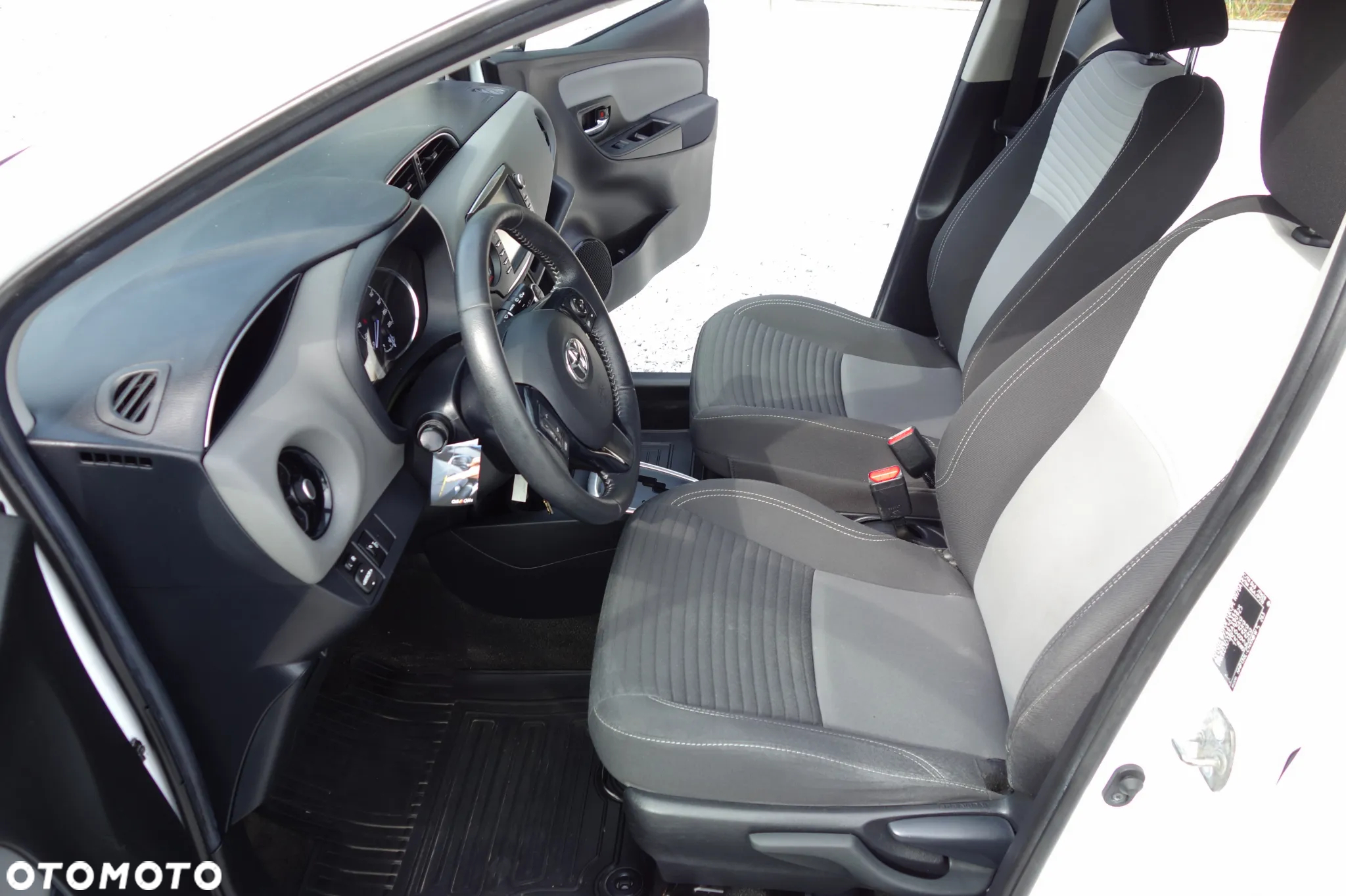 Toyota Yaris Hybrid 100 Active - 6