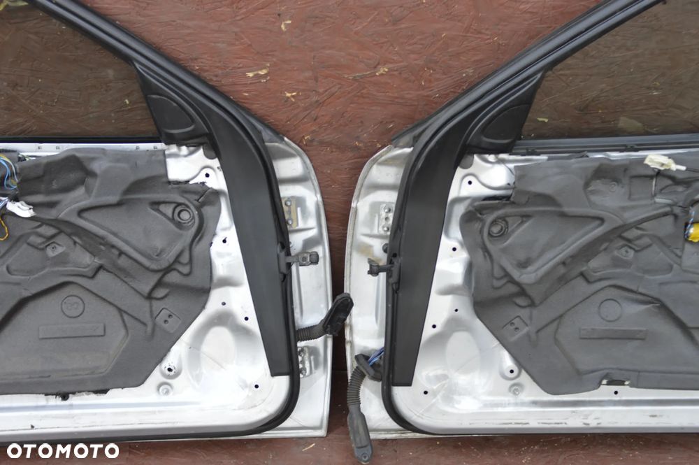 BMW E46 SEDAN / TOURING / KOMBI ORYGINALNE KOMPLETNE DRZWI PRZEDNIE LEWE / PRAWE EUROPA W KOLORZE TITANSILBER 354/7 O NR. 41 51 7 034 151 / 41 51 7 034 152 OEM W DOBRYM STANIE - 29