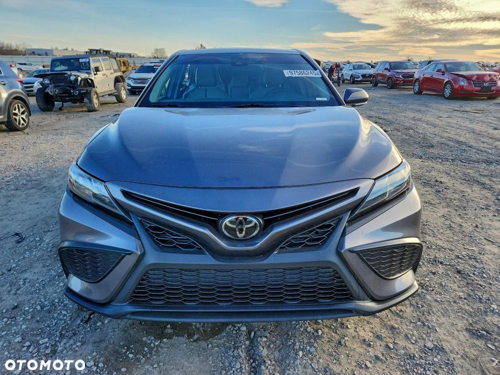 Toyota Camry - 6