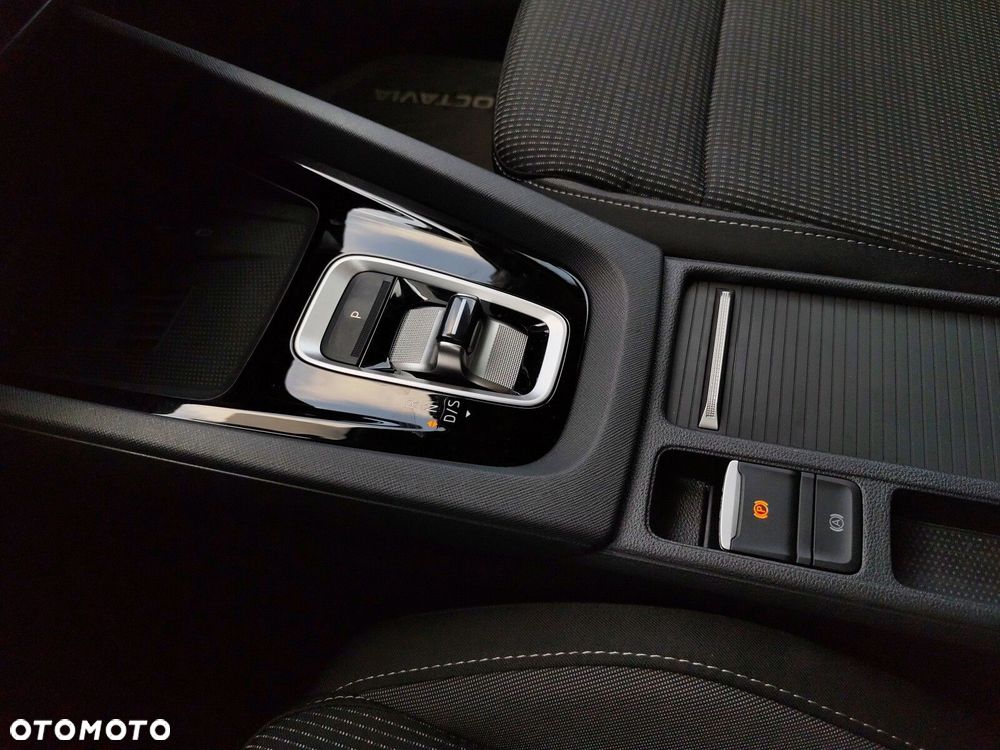 Skoda Octavia 1.5 TSI mHEV Selection DSG - 25