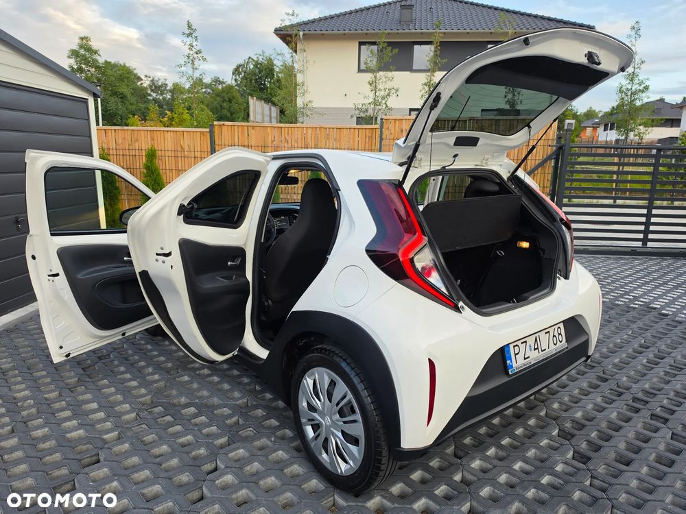 Toyota Aygo X Black&White - 10