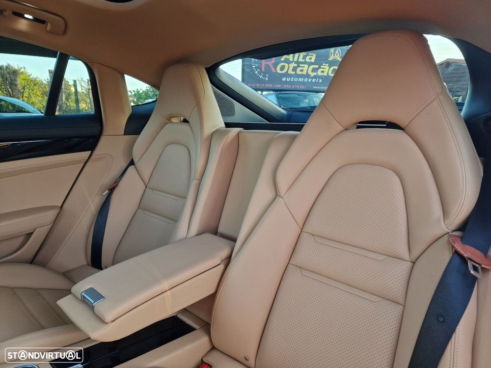 Porsche Panamera 4 E-Hybrid Edition 10 Anos - 13
