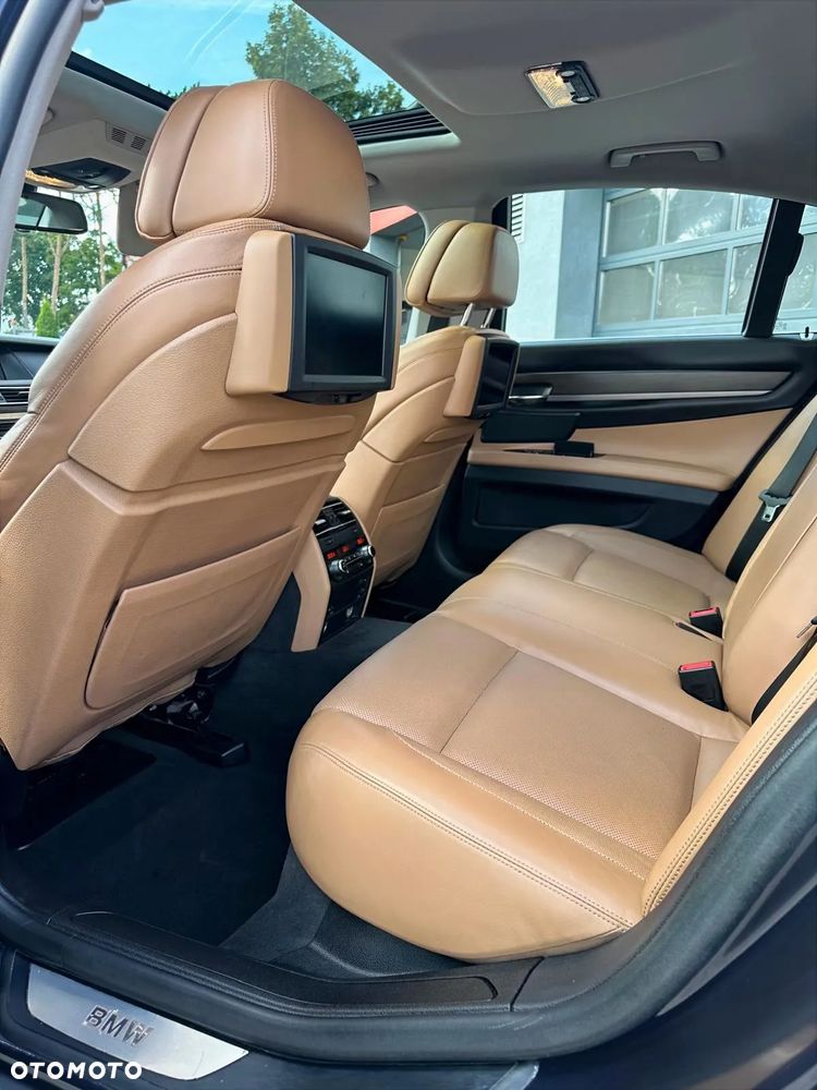 BMW Seria 7 750i xDrive - 12
