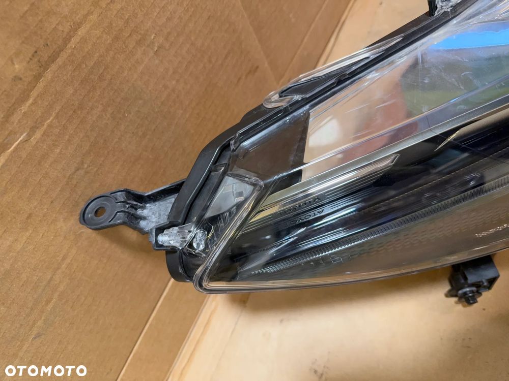 Lampa prawa Toyota Corolla Cross 2022- OE - 4
