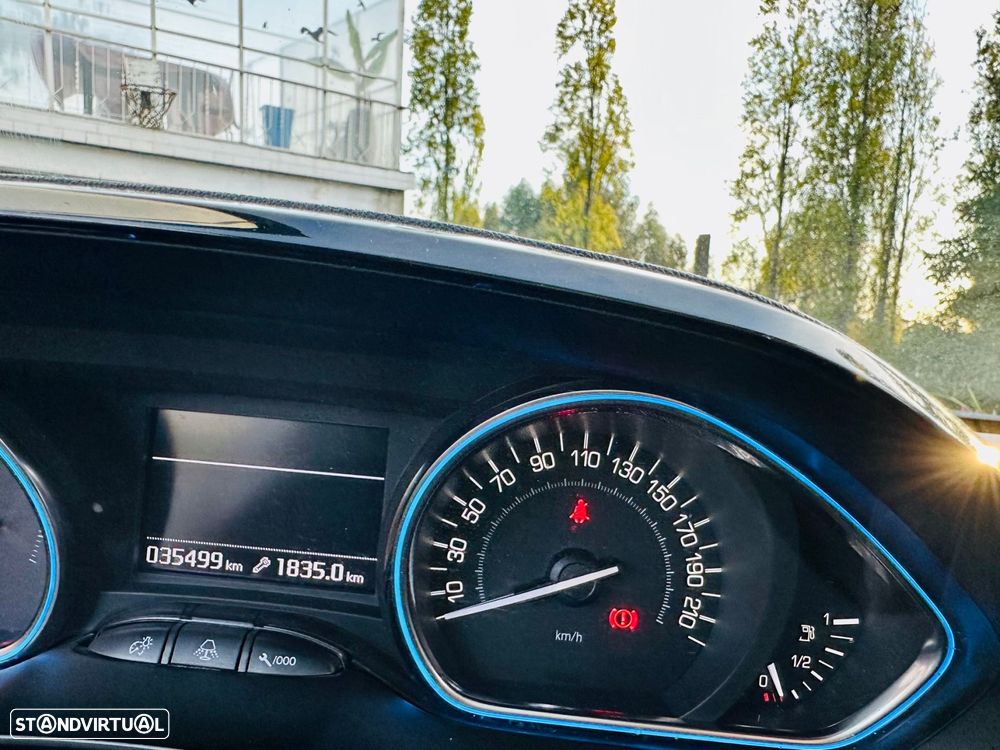 Peugeot 2008 1.2 PureTech Allure - 19