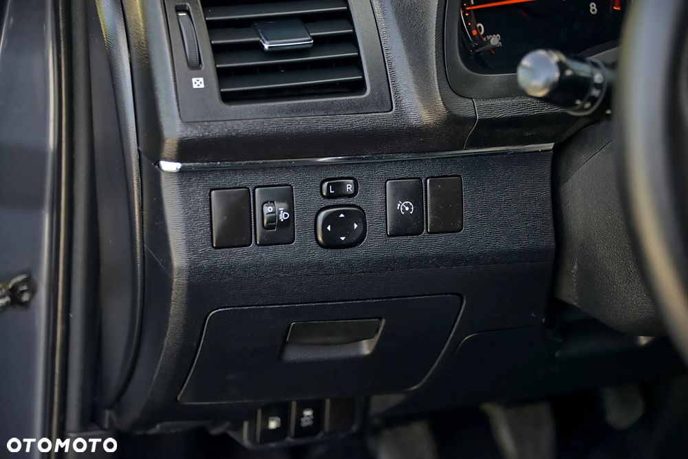 Toyota Avensis 1.6 Premium - 25