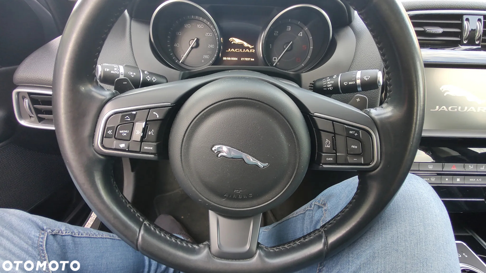 Jaguar XE - 17