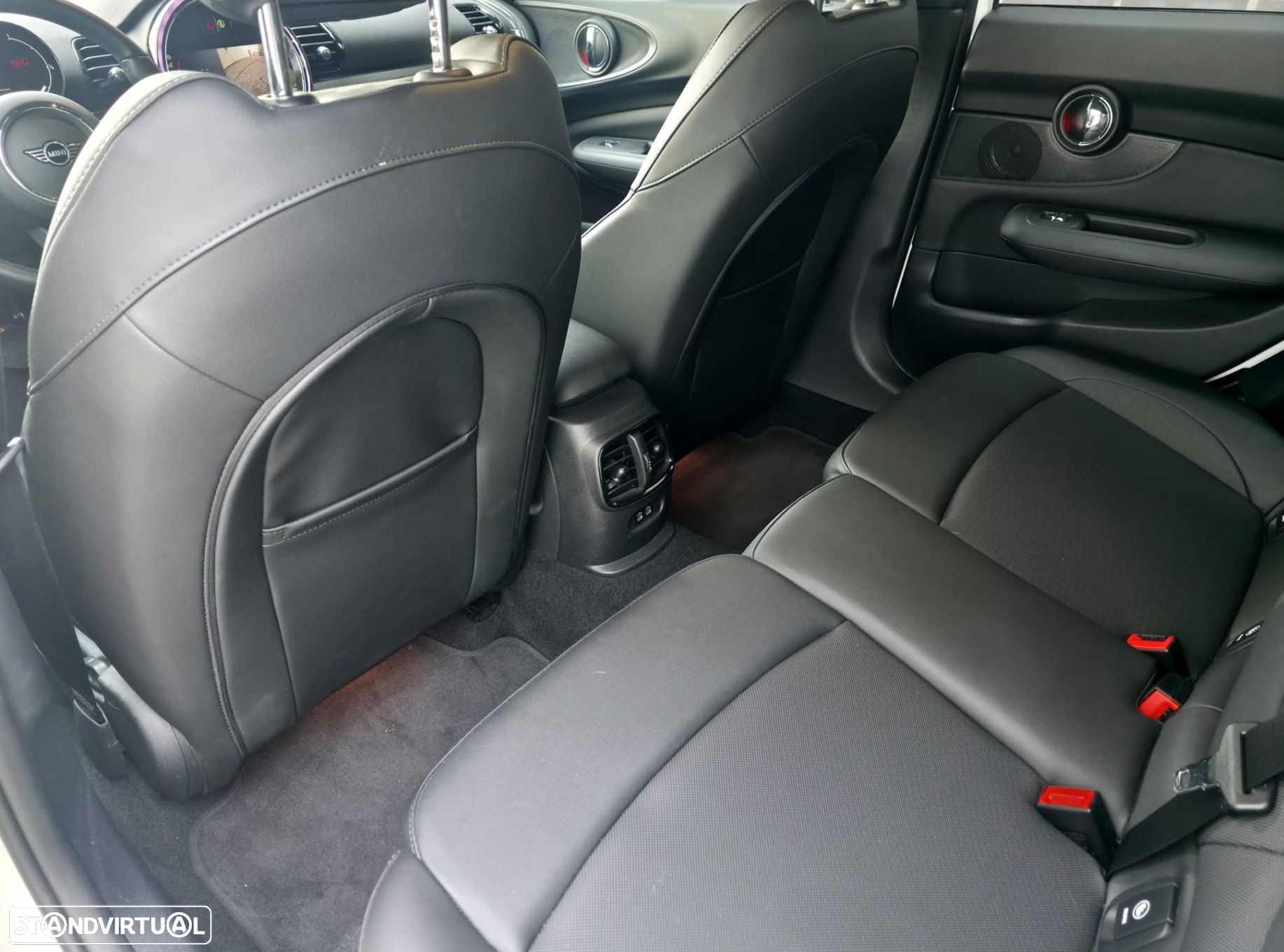 MINI Clubman Cooper D Premium Essential Auto - 34