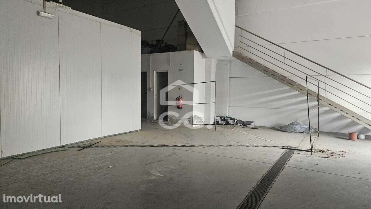 Armazém situado no parque industrial - Grande imagem: 2/12
