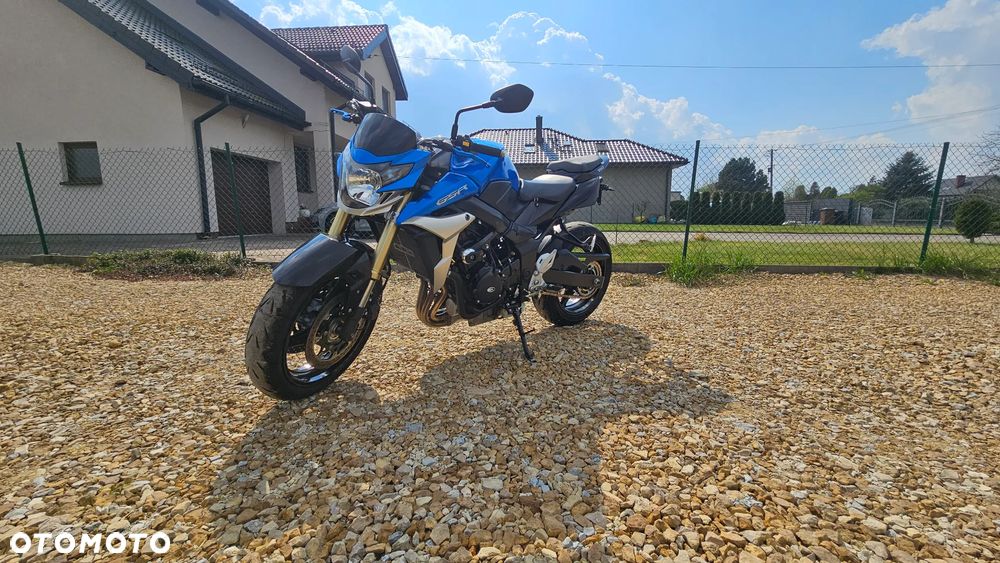 Suzuki GSR - 23