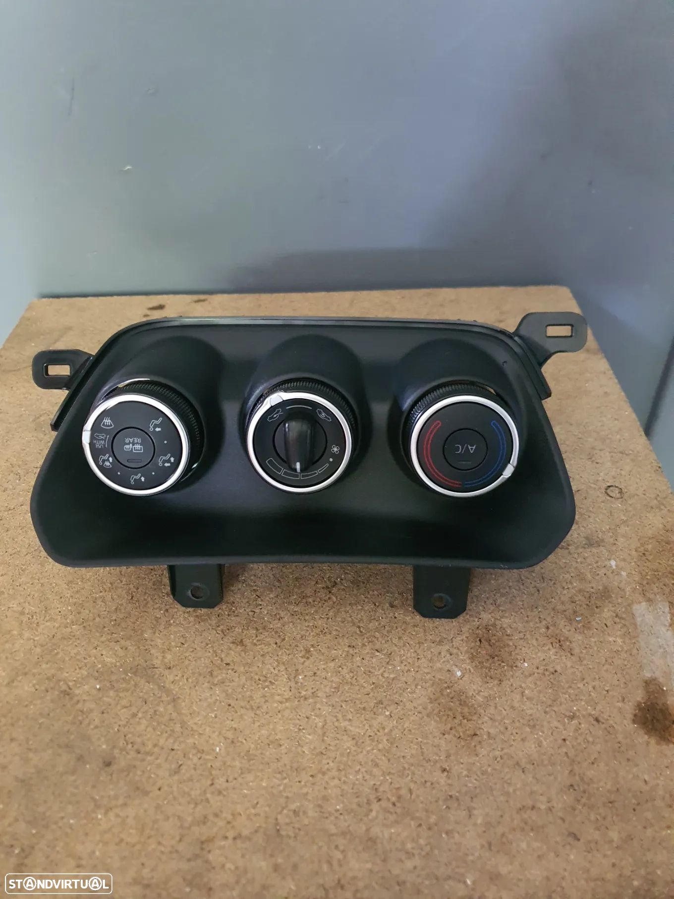 BOTOES SOFAGEM TOYOTA AYGO X 2022 / 559000H101 - 1