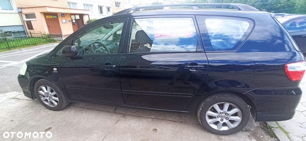 Toyota Avensis Verso 2.0 - 8