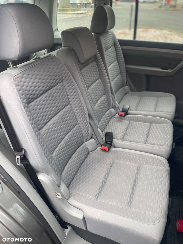 Volkswagen Touran - 12