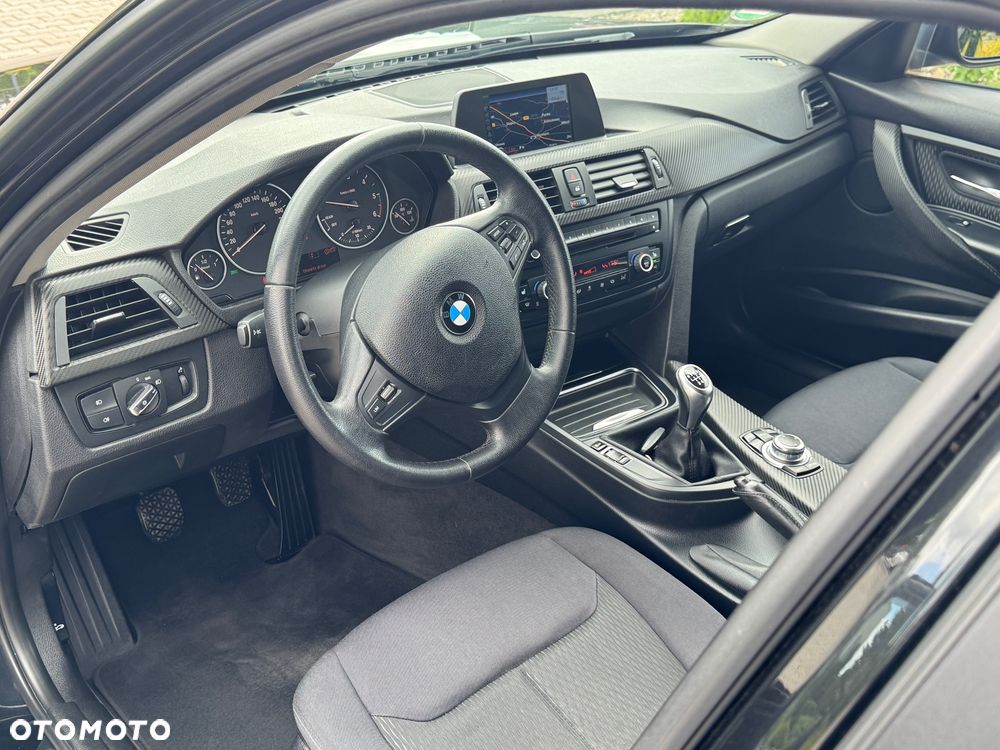 BMW Seria 3 318d xDrive - 27