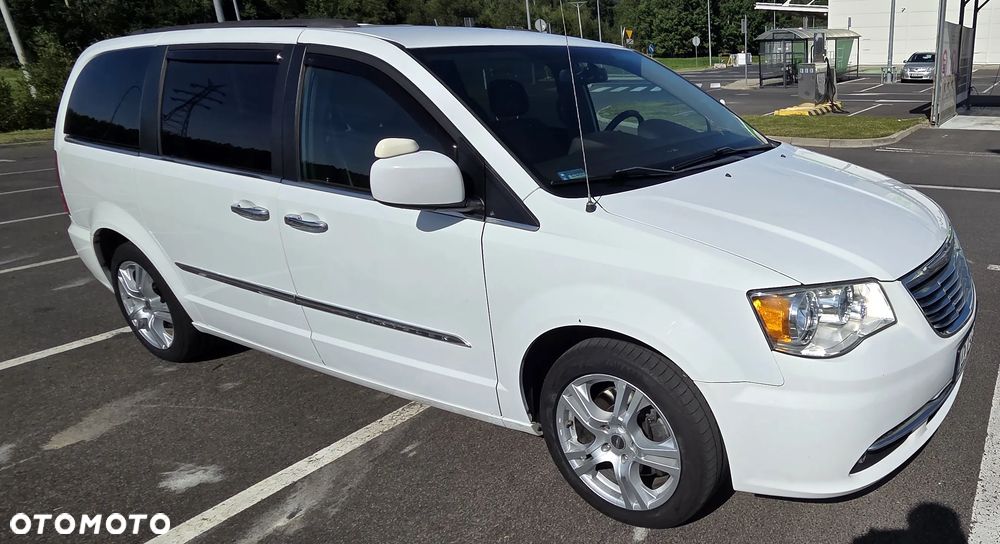 Chrysler Town & Country 2016 photo 2