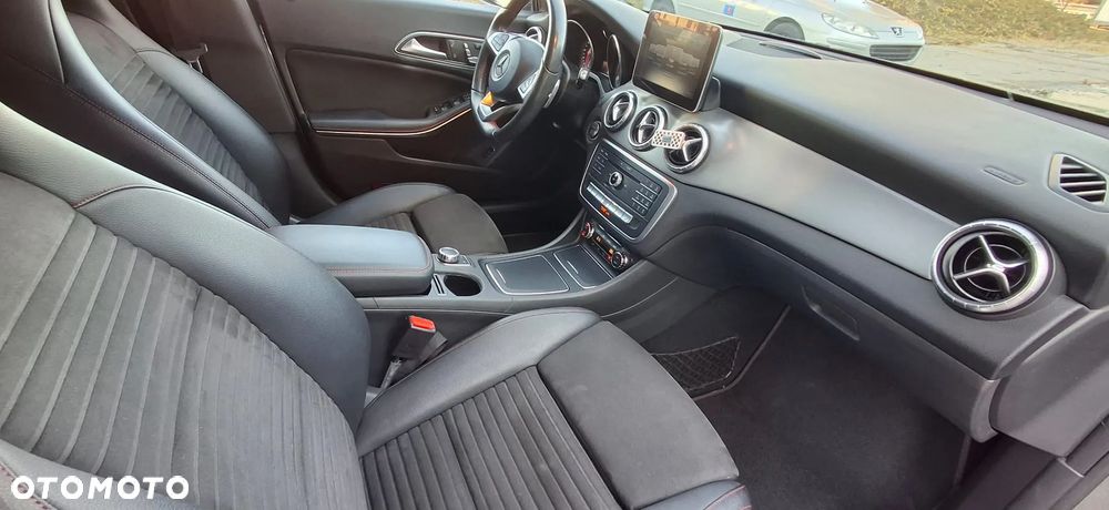Mercedes-Benz CLA 220 4-Matic - 14