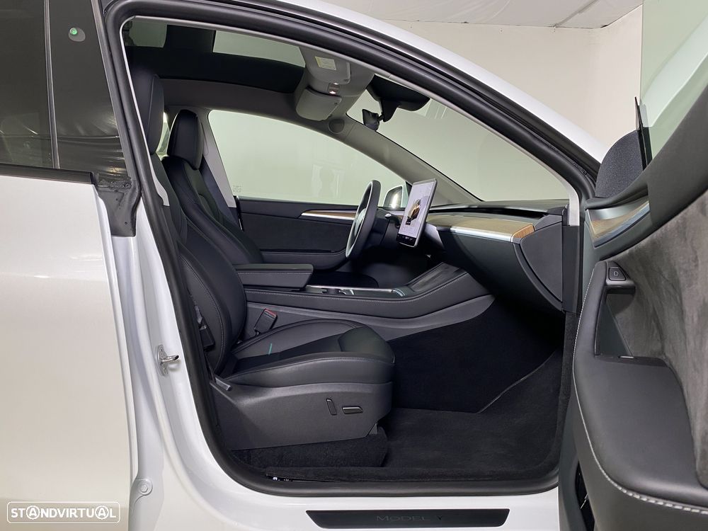 Tesla Model Y Standard RWD - 16