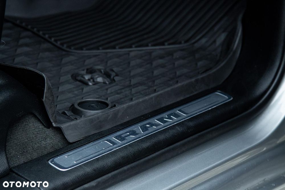 RAM 1500 5.7 Crew Cab Shortbed Laramie Black - 32