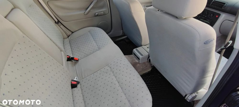 Volkswagen Passat 1.6 CL - 10