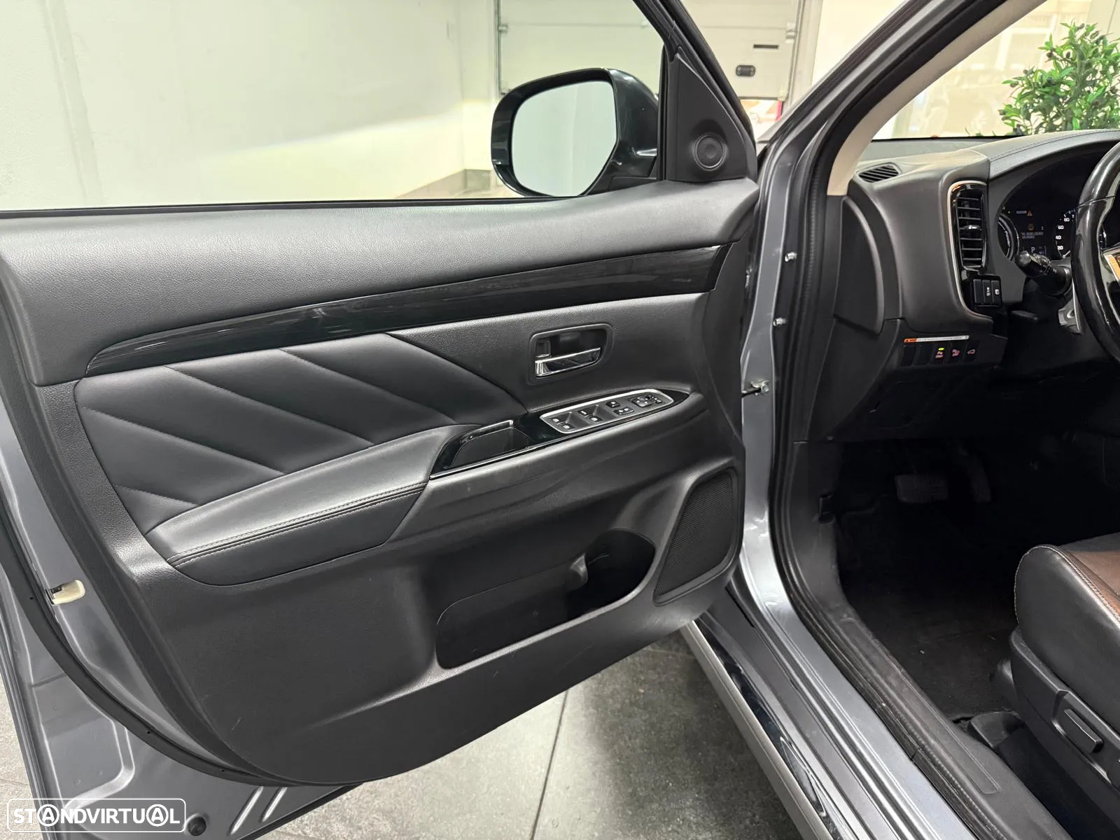 Mitsubishi Outlander 2.0 PHEV Instyle - 36