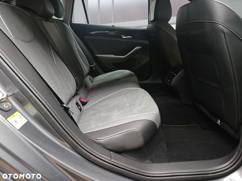 Volkswagen Passat - 12