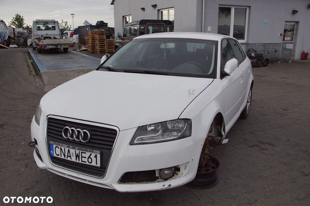 Auto na części - Audi A3 8P Lift 1.6 TDI 105 KM CAYC LUB LY9C 2013R Silnik Skrzynia Drzwi Maska Błotnik Zderzak Klapa Lampa Lusterko Klamka Szyba Deska Kokpit Sterownik Moduł Czujnik Licznik Panel Kierownica - 9