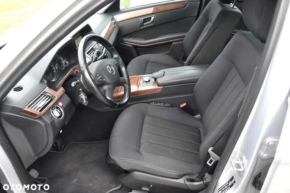 Mercedes-Benz Klasa E 250 CGI BlueEFFICIENCY 7G-TRONIC Elegance - 23