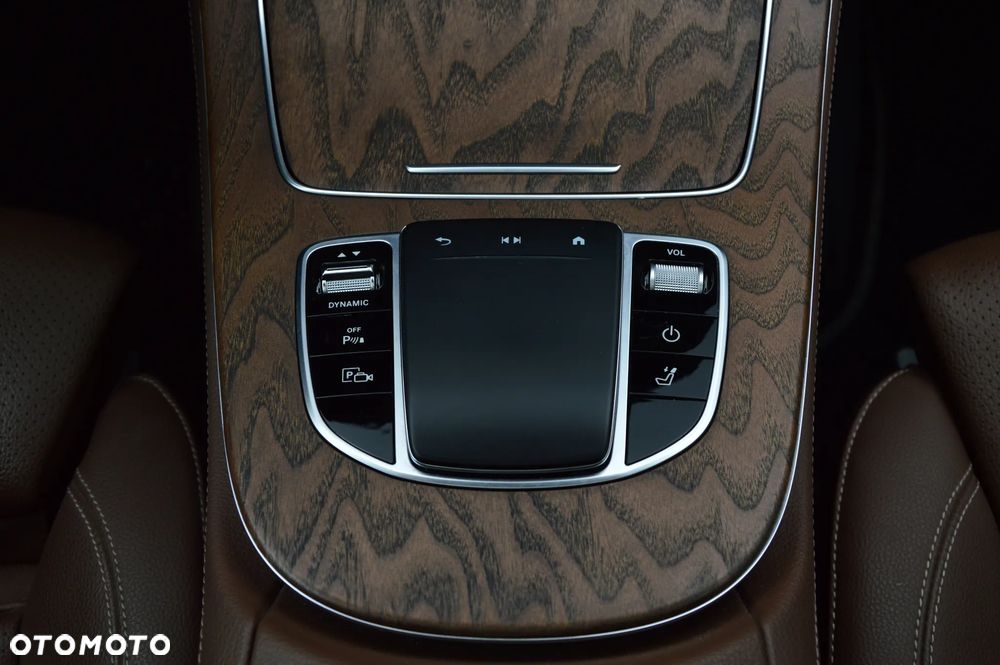 Mercedes-Benz Klasa E 300 9G-TRONIC AMG Line - 19