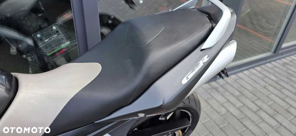 Suzuki GSR - 34