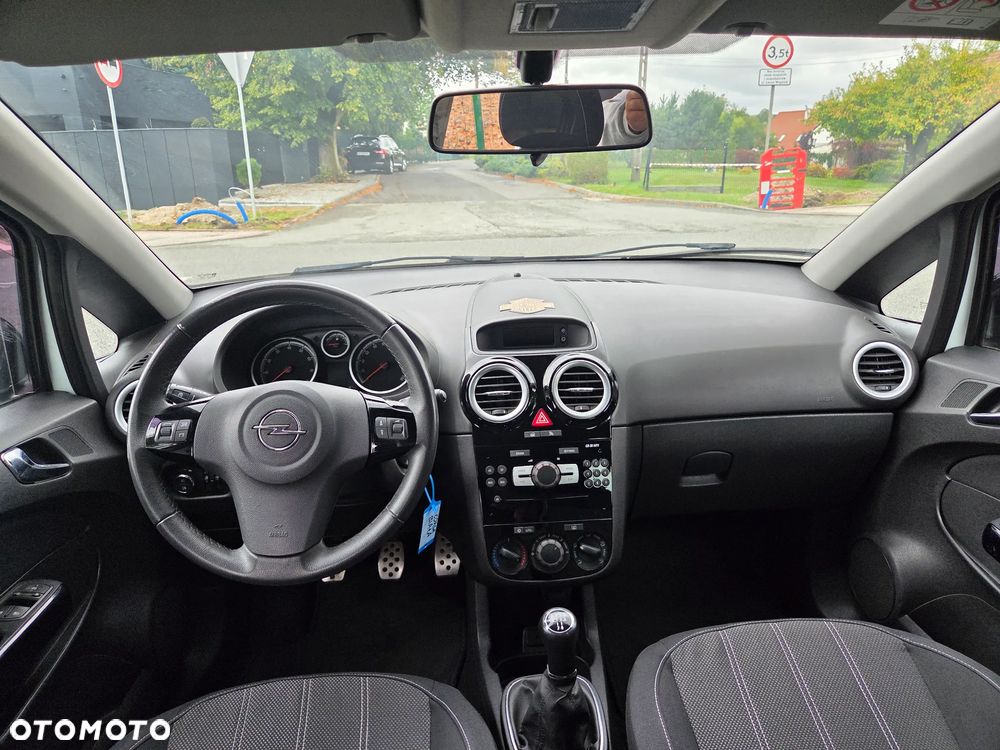 Opel Corsa 1.4 16V Cosmo - 9