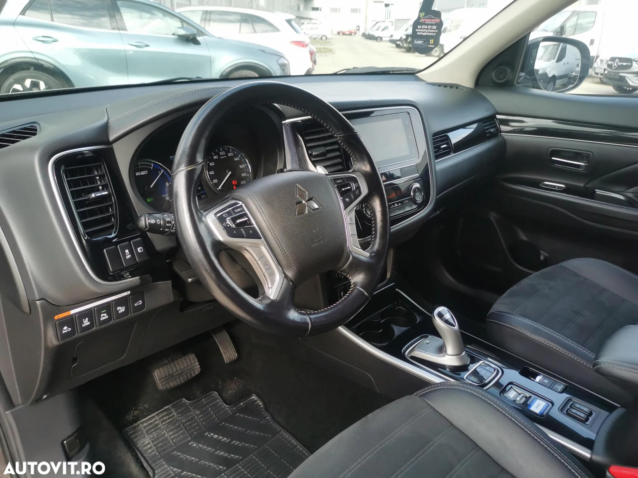Mitsubishi Outlander PHEV 2.4 L 4X4 Invite - 10