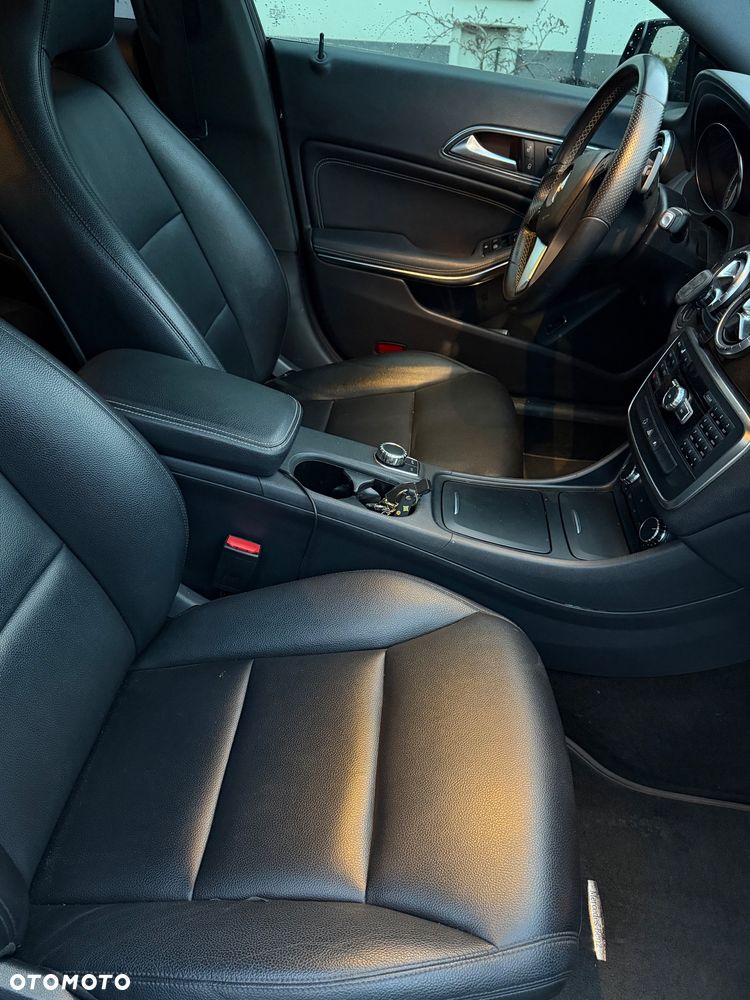 Mercedes-Benz CLA 250 7G-DCT - 17