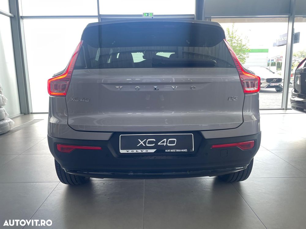 Volvo XC 40 B3 AT FWD MHEV Plus Dark - 6
