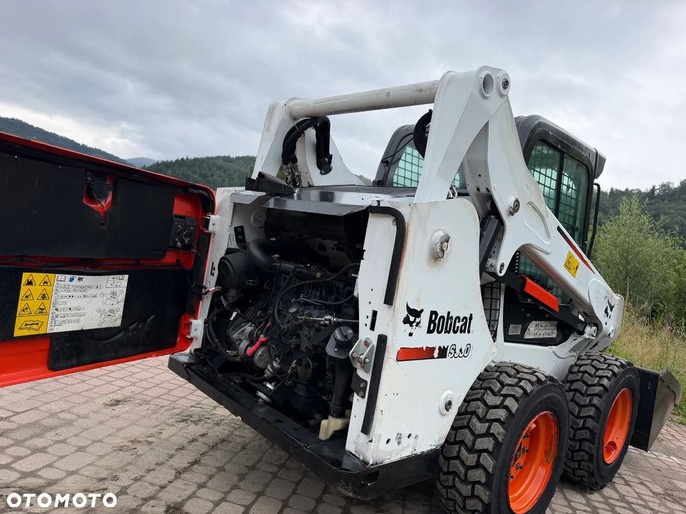 Bobcat S530. Ładowarka 4x4 wózek terenowy. Łyżka. Pełne sterowanie z dżojstika jazda i praca. Aktualne serwisy DEKRA 2026r. Silnik Kubota 4cyl 55km. Maszyna Jak Nowa z Salonu! Pochodzi z Norweskiego Gospodarstwa! 2020 rok 1724 mtg! Zero luzów i wycieków. Bardzo mocna i wydajna maszyna o małych gabarytach! Idealna do stajni oraz Budownictwa. OKAZJA TANIO 3 wyjścia Hydrauliczne pod urządzenia!! Wszystkie opony jak nowe .Kabina ogrzewana pełne szkło + drzwi. Po serwisach. Potężna moc. OKAZJA - 16