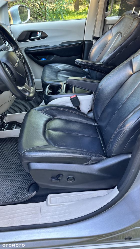 Chrysler Pacifica - 11